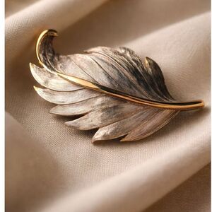Vintage Gold Tone Leaf Brooch Mid-Century Elegant Textured Nature Pin